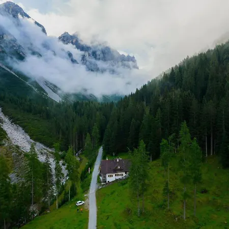 Quaint Alpine Hut In The Stubaital With Sauna
